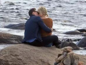 在海边吃瓜,瓜香四溢的悠闲时光  第3张